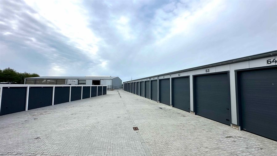 Garagenreihe mit Nummern