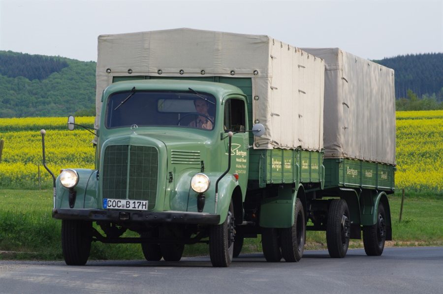 Mercedes-Benz L 311 mit Planenaufbau
